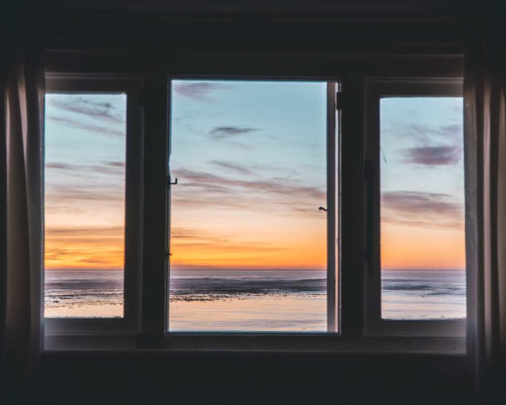 What distinguishes aluminum windows